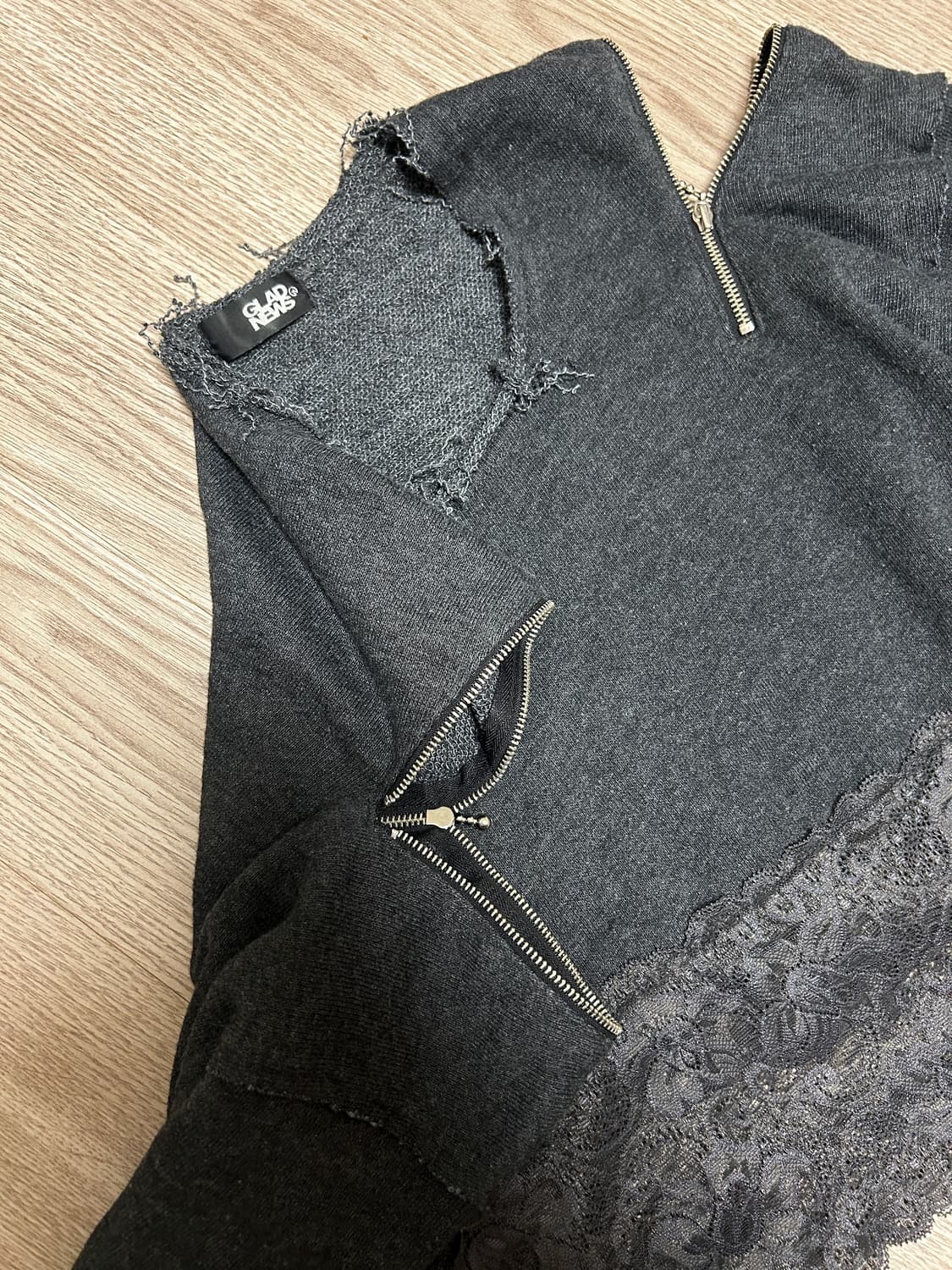 Glad news cut-out zipper t-shirt 상품이미지2