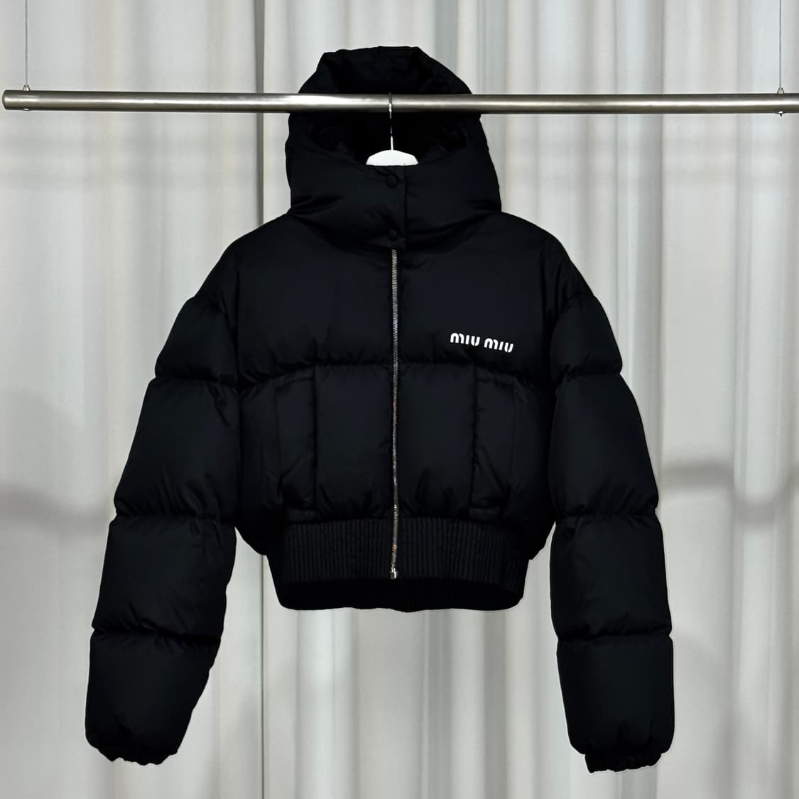 (42) 미우미우 크롭 후드 패딩 나일론 다운 상품이미지1