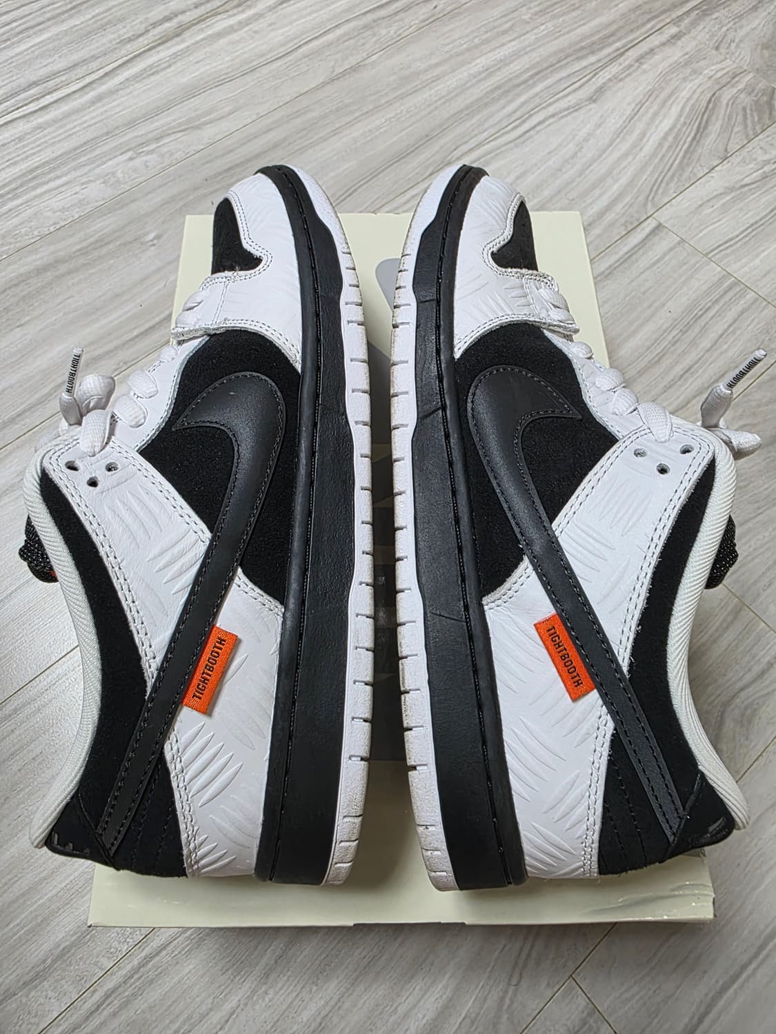 [275] 나이키 x 타이트부스 sb 덩크로우 프로 블랙 앤 화이트 상품이미지5