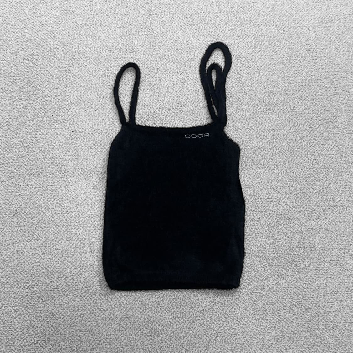 오도어 Fuzzy 크로스 슬리브리스 블랙 상품이미지1