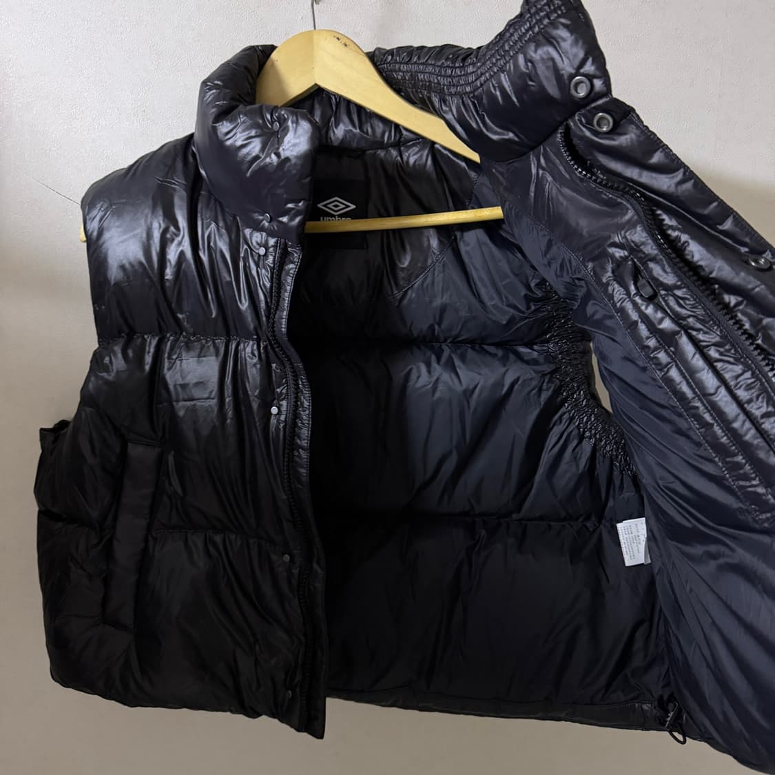엄브로 크롭 덕다운 패딩 베스트 블랙 상품이미지4