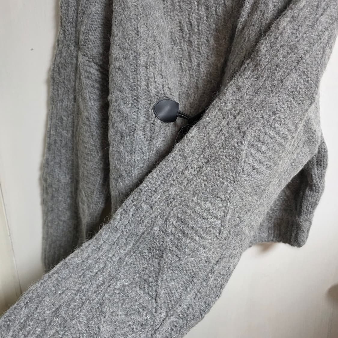 새상품) Poster 꽈배기 토글 가디건 상품이미지7