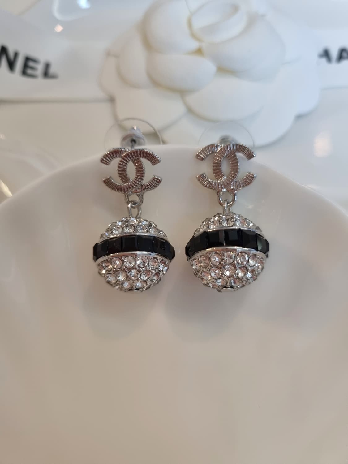 샤넬 CC 크리스탈볼&블랙스왈 드롭귀걸이 실버 업사이클링 상품이미지1