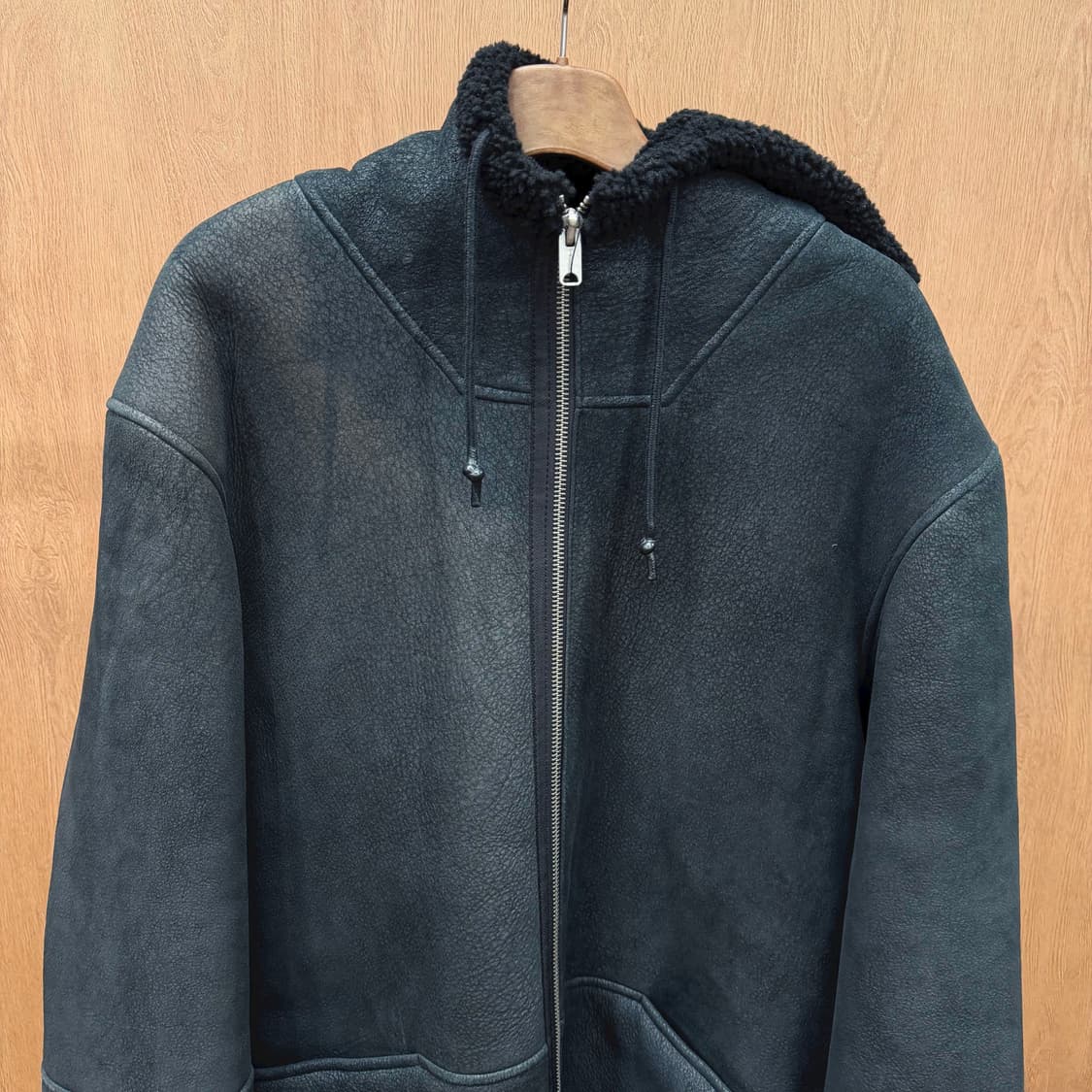 이지 시즌 3 후드 무스탕 셰어링 안감 드로우 스트링 디테일 루즈핏 블랙 상품이미지4