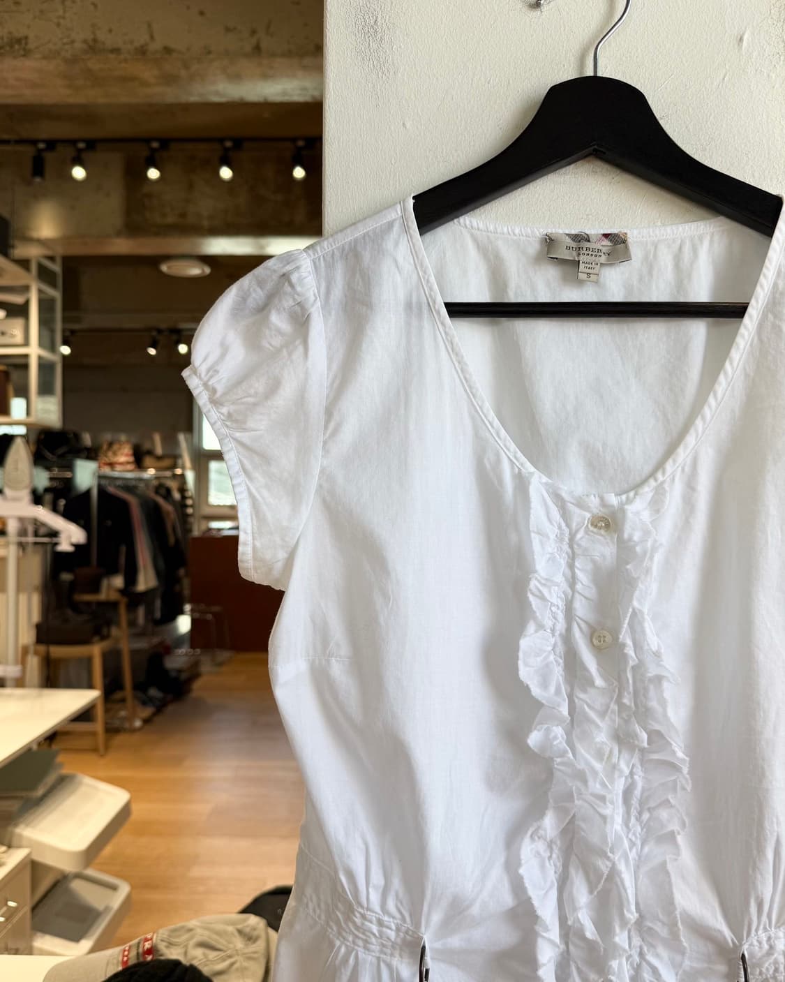 버버리 화이트 프릴 하프 셔츠  상품이미지3