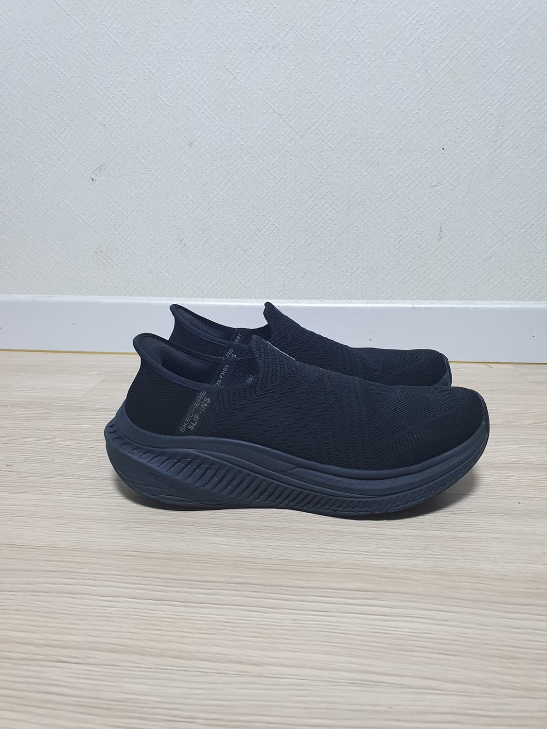 스케쳐스 맥스쿠셔닝 슬립온 270 상품이미지1