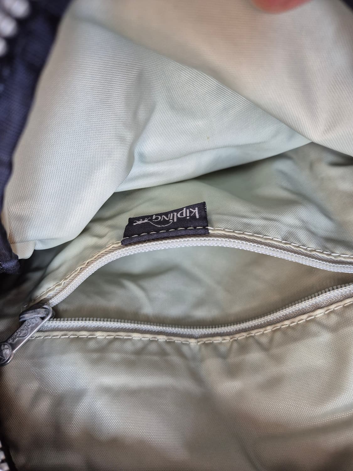 키플링 미니 백팩 판매합니다. 블랙 색상이라 어느 옷에나 잘 어울립니다. 상품이미지5