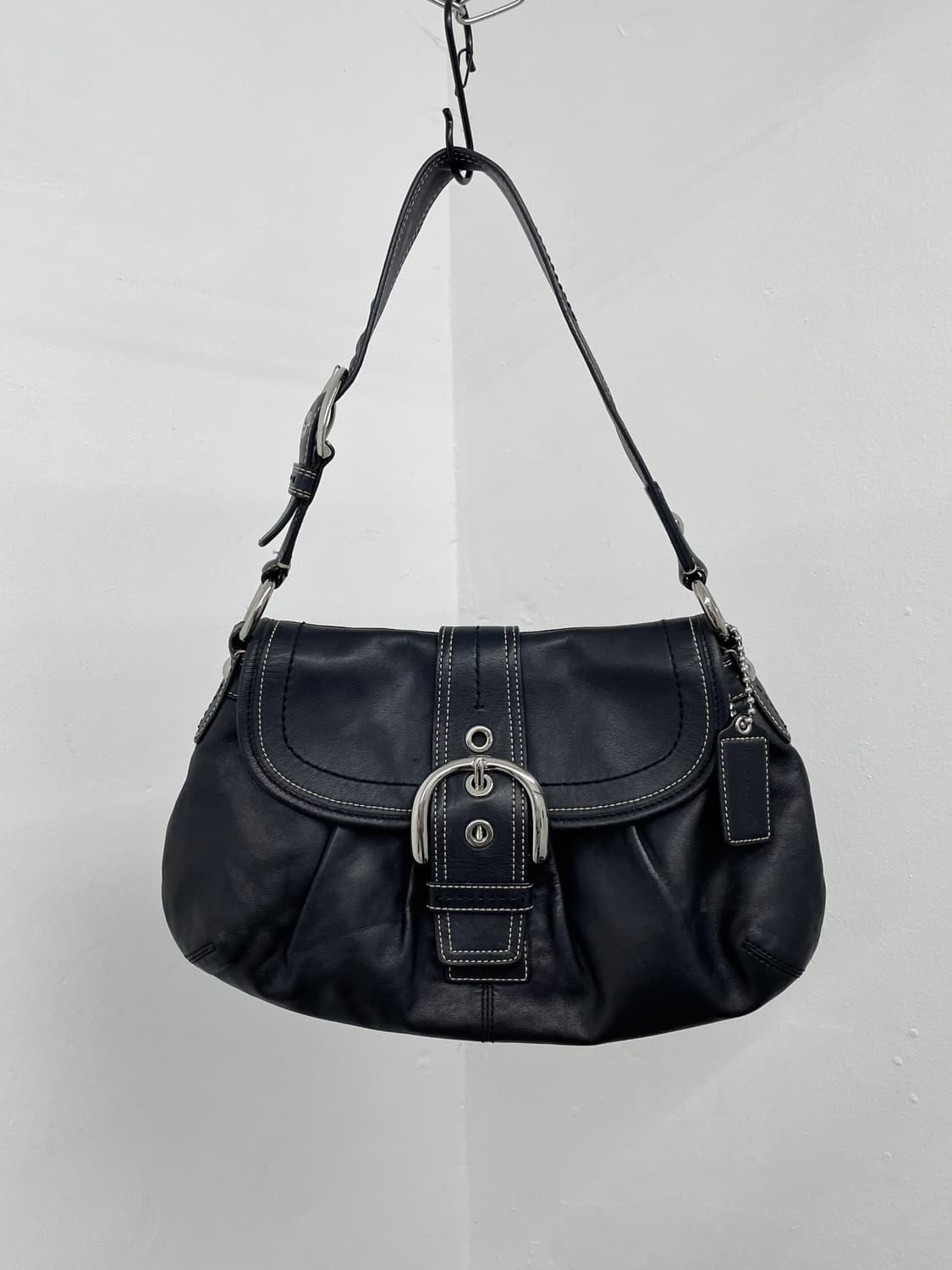 코치 블랙 레더 버클 숄더백 상품이미지4