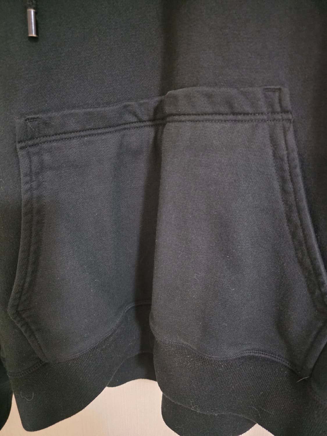 우영미 로고 블랙 후드티 48 상품이미지4