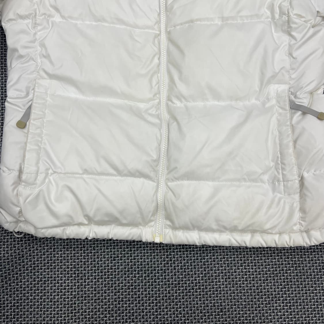 노스페이스 화이트 눕시 700 패딩 상품이미지4