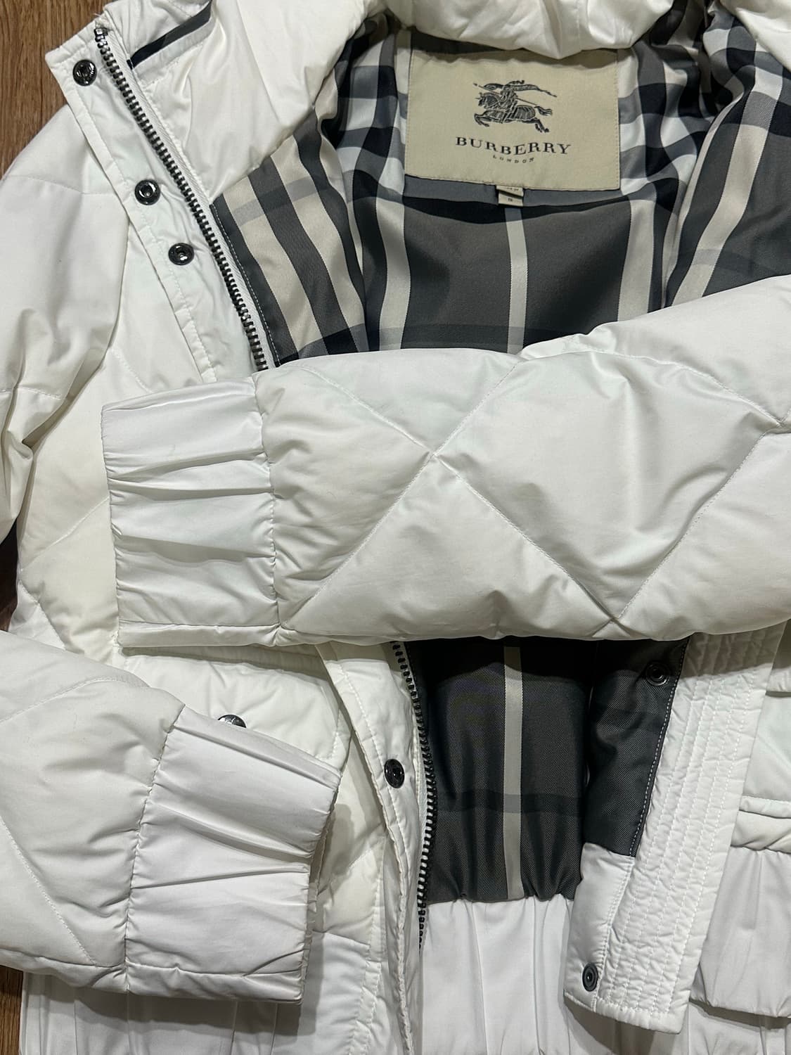 버버리 여성 퀄팅 숏패딩 정품 상품이미지3
