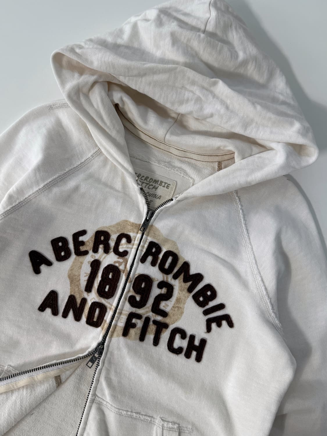 아베크롬비 아이보리 브라운 패치 코튼 후드집업 상품이미지3