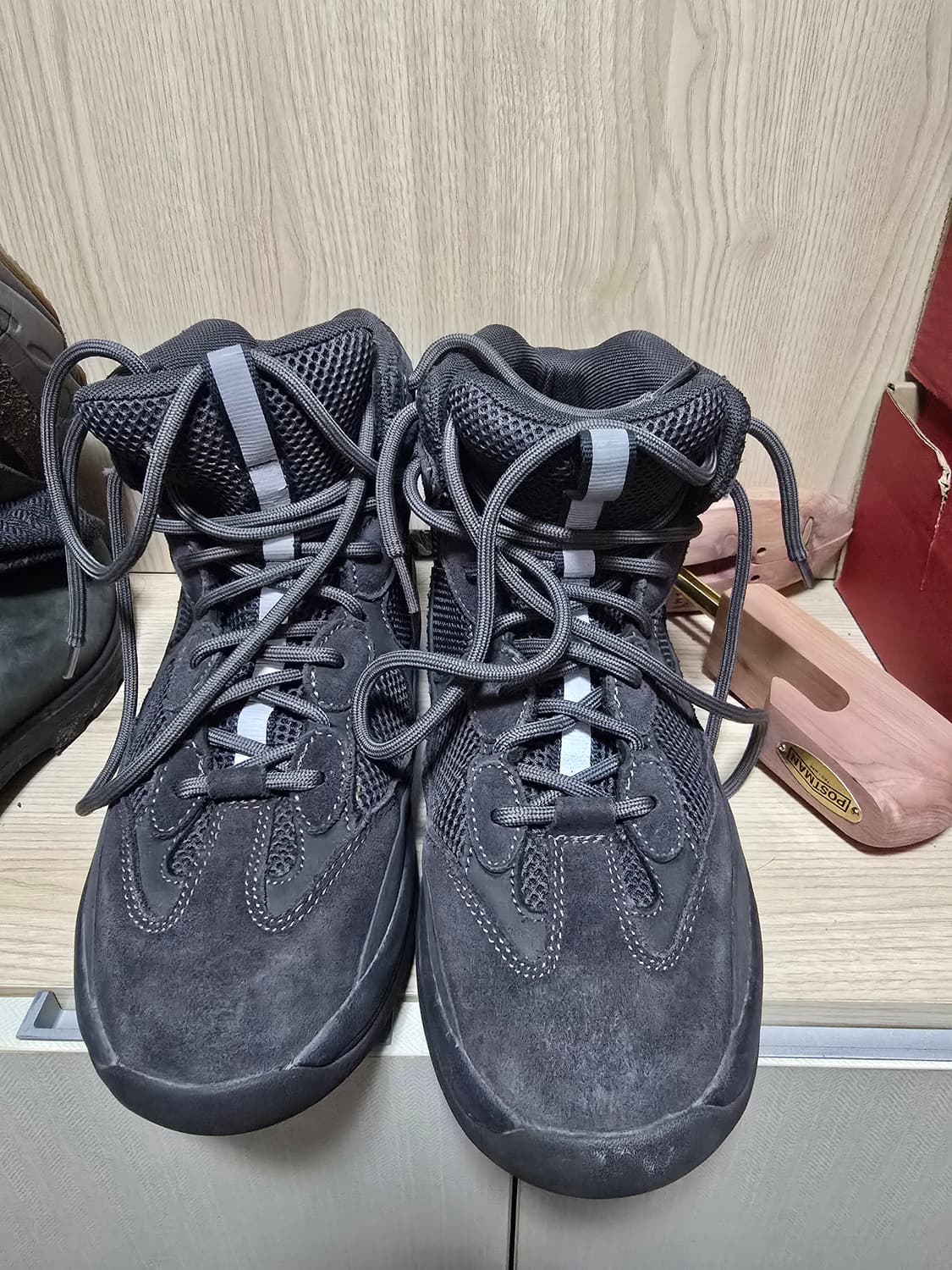 (43)이지 시즌6 데저트부츠 그라파이트 상품이미지1