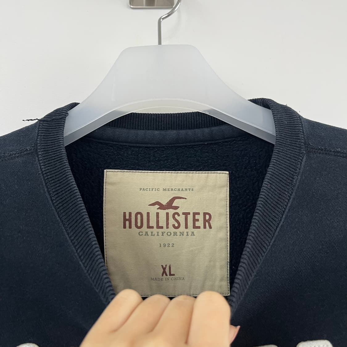 홀리스터 자수로고 블랙 맨투맨 상품이미지5