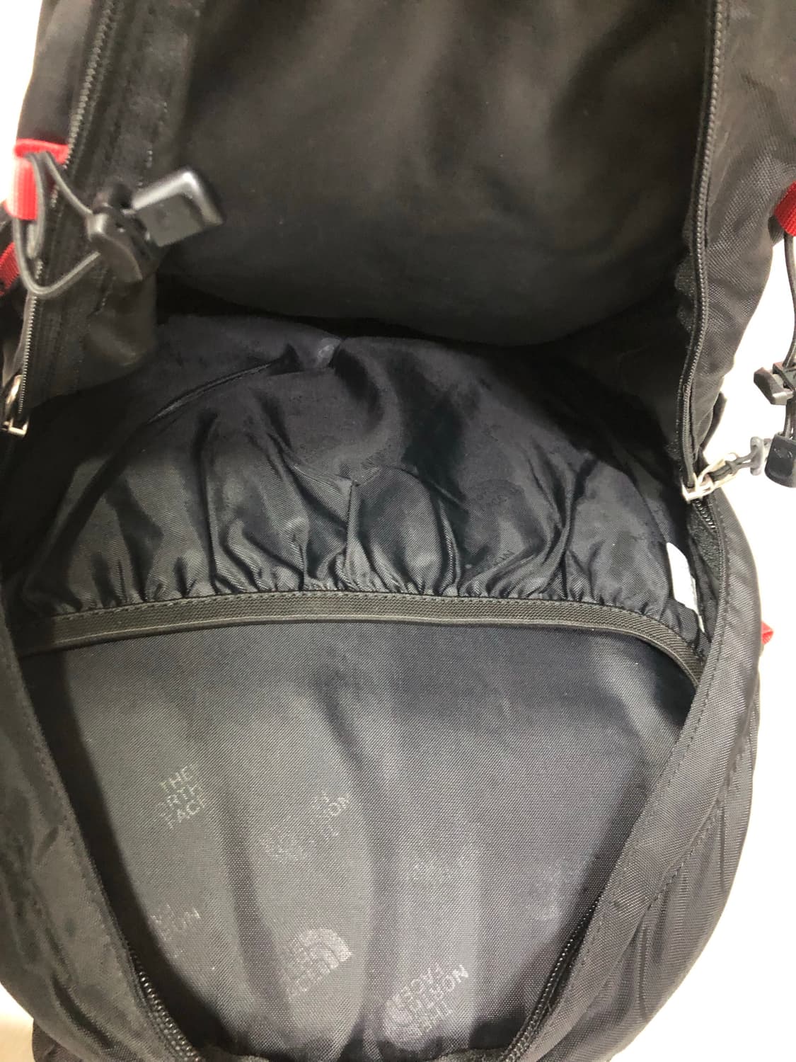 노스페이스 미니핫샷 백팩 등산백팩 22L  _ 블랙레드 (레인커버O) 상품이미지9