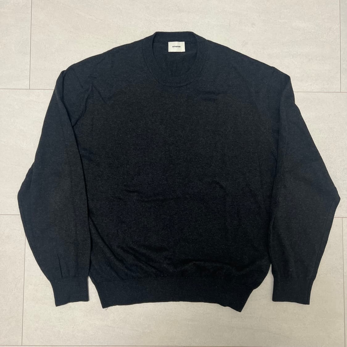 인더로우 라운드넥 니트 차콜 상품이미지1