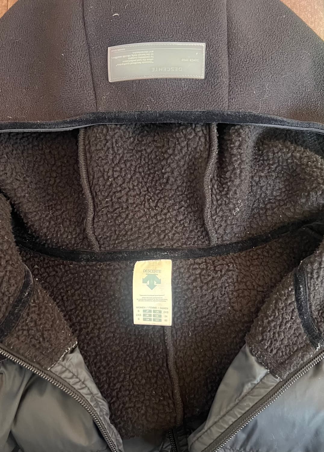 데상트 여성 블랙 하이브리드 패딩플리츠 후드집업점퍼 상품이미지5