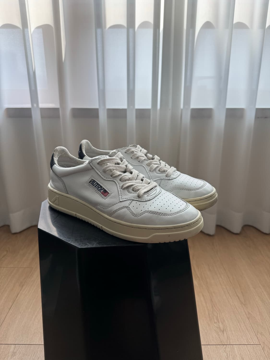 (촬영소품) 280 오트리 메달리스트 화이트 블랙힐탭 상품이미지1