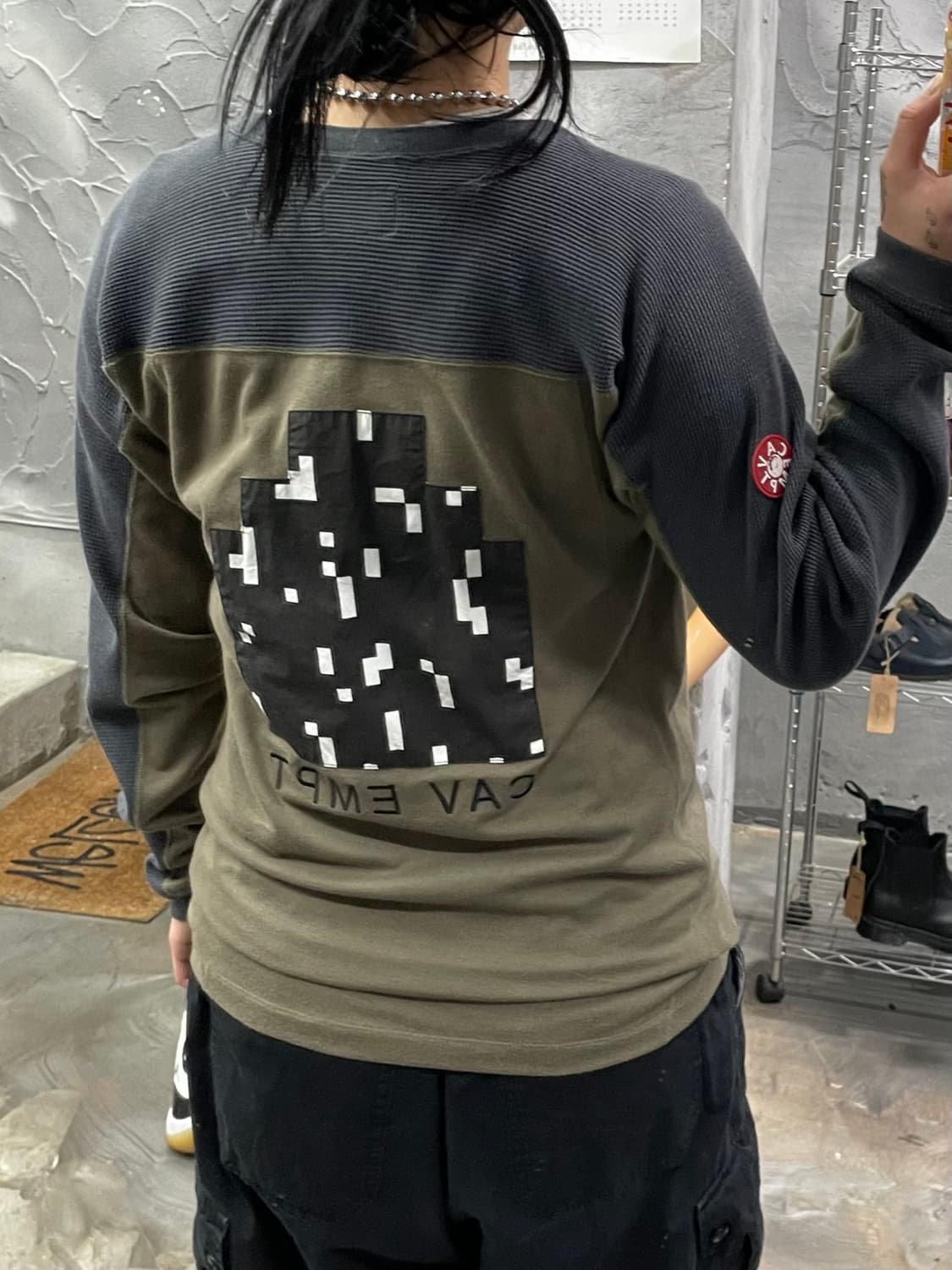 카브엠트 투톤 픽셀 그래픽 와플 롱 슬리브 상품이미지9