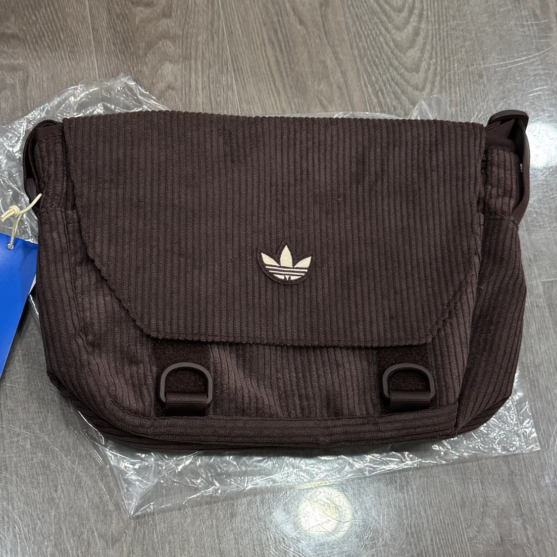 아디다스 코듀로이 메신저백 쉐도우 브라운 상품이미지1