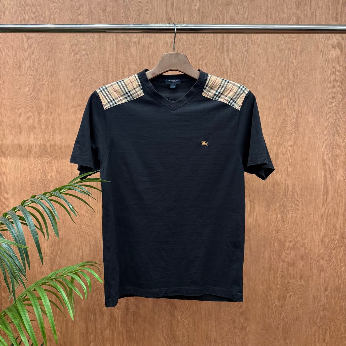 버버리 런던 브이넥 반팔 티셔츠 노바체크 숄더 디테일 자수 로고 블랙 상품이미지1