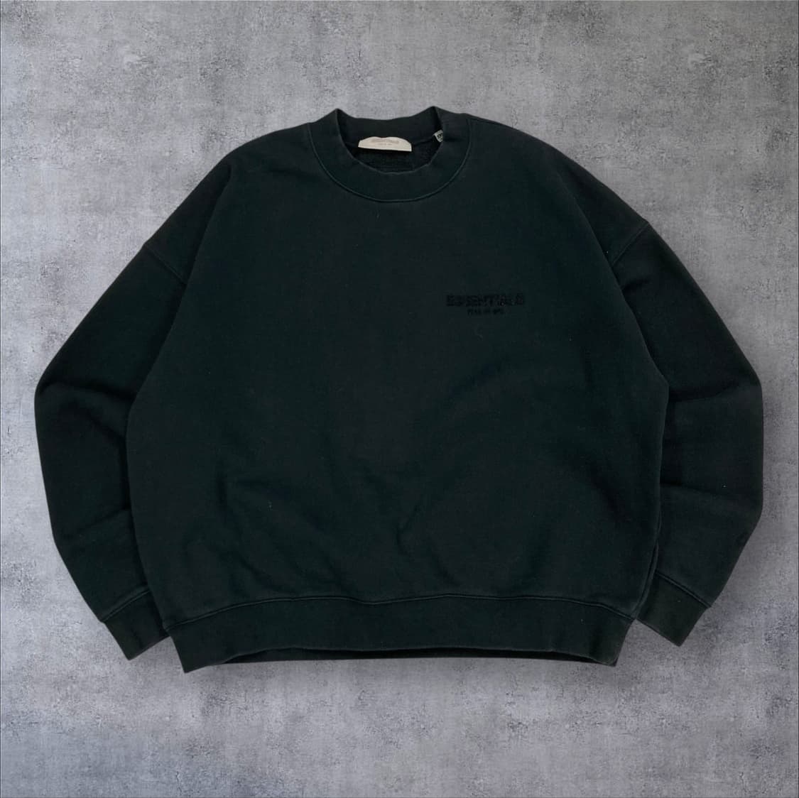 에센셜 피어 오브갓 블랙 컬러 스펠아웃 맨투맨 상품이미지2