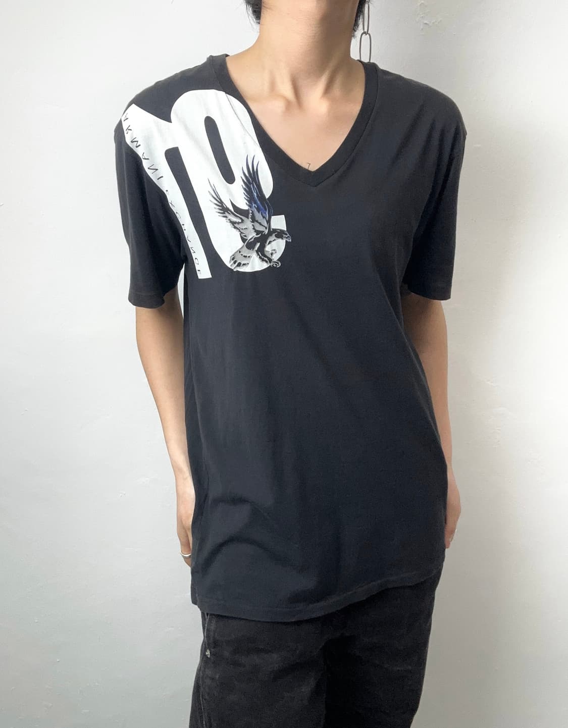 Armani Exchange “91 Eagle” Graphic V-Nec 상품이미지1