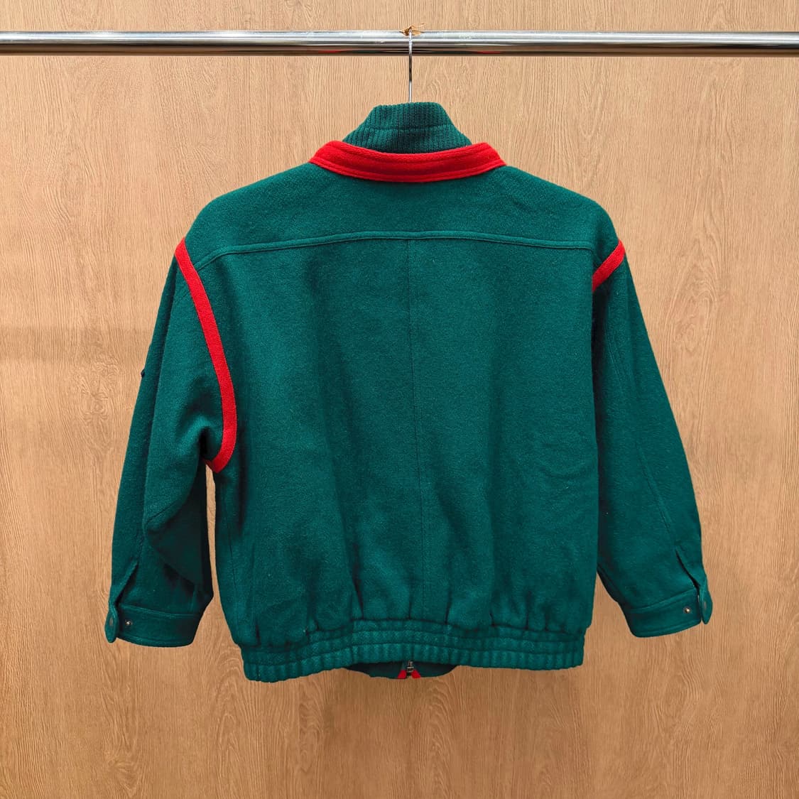 맥그리거 집업 자켓 레드 배색 파이핑 라인 로고 패치 디테일 그린 상품이미지3