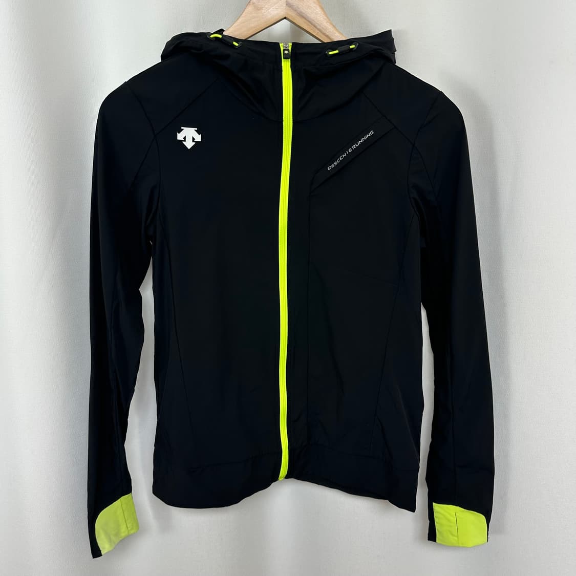  데상트 여자 런닝 후드 집업자켓 검정 85 상품이미지1