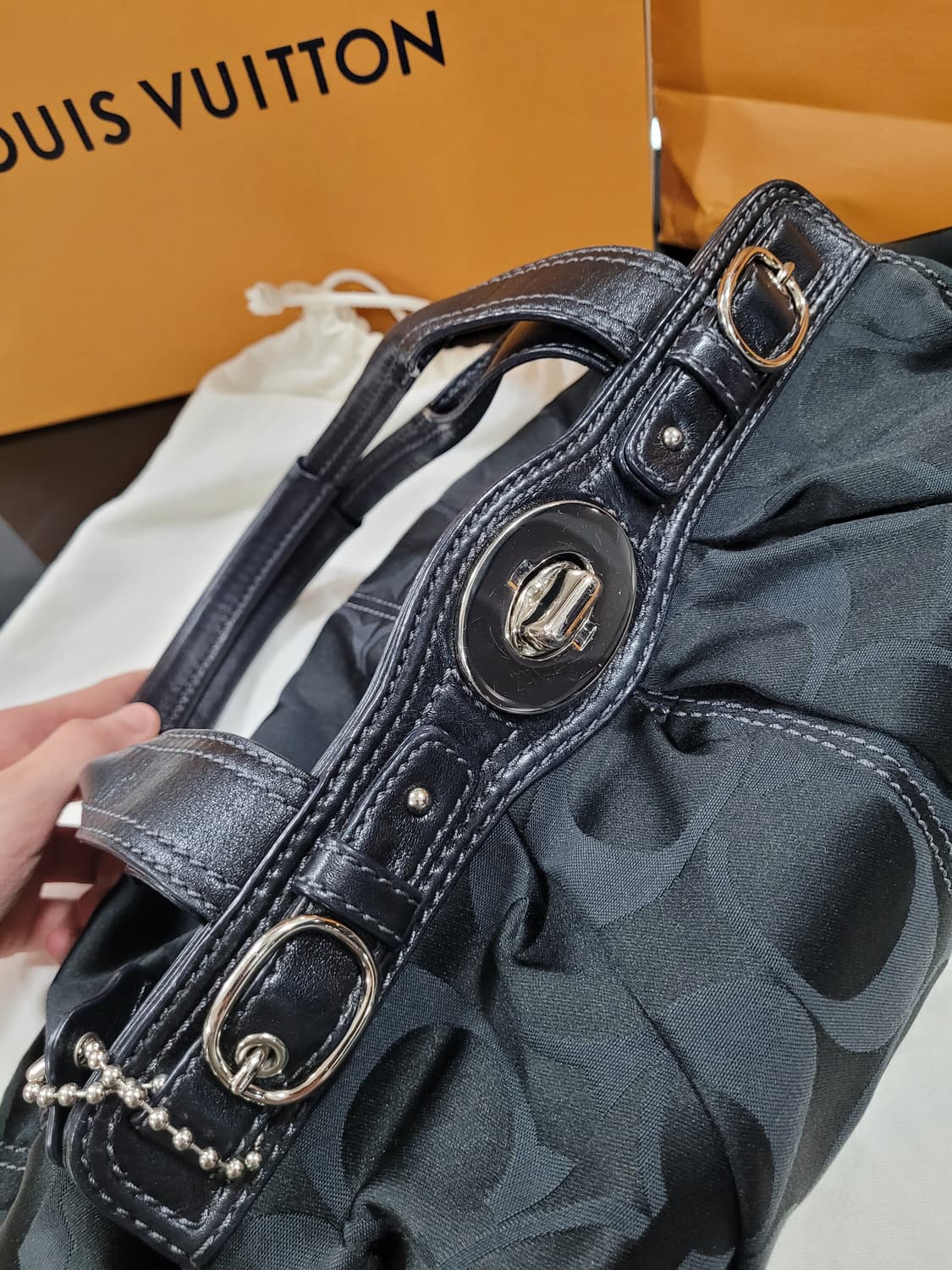 코치 시그니처 새틴 숄더 토트백 상품이미지3