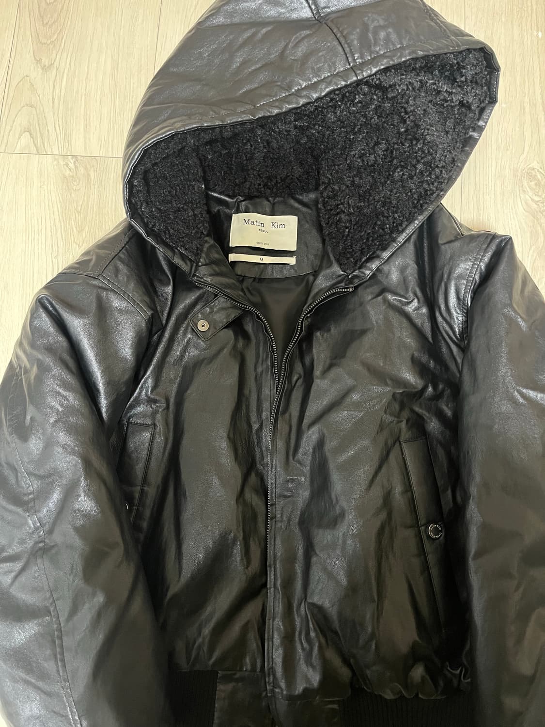 마뗑킴 FAUX LEATHER ZIP UP HOODY IN BLACK 상품이미지1