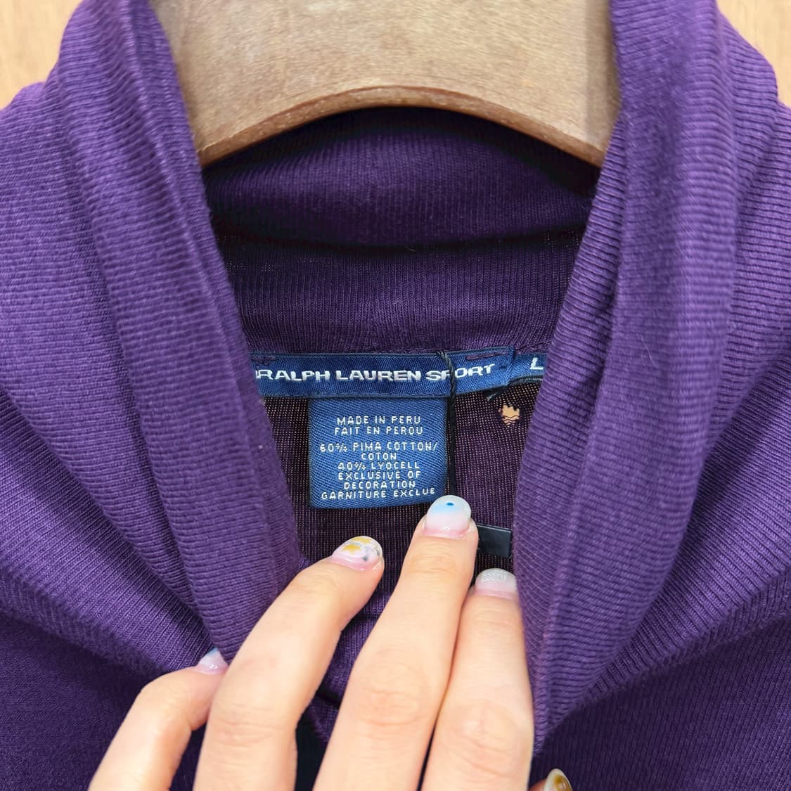 랄프로렌 스포츠 터틀넥 니트 기마상 로고 자수 디테일 루즈핏 퍼플 상품이미지6