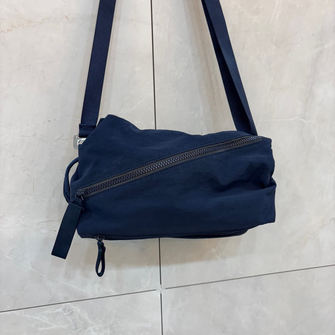 룰루레몬 네이비 크로스백 상품이미지2