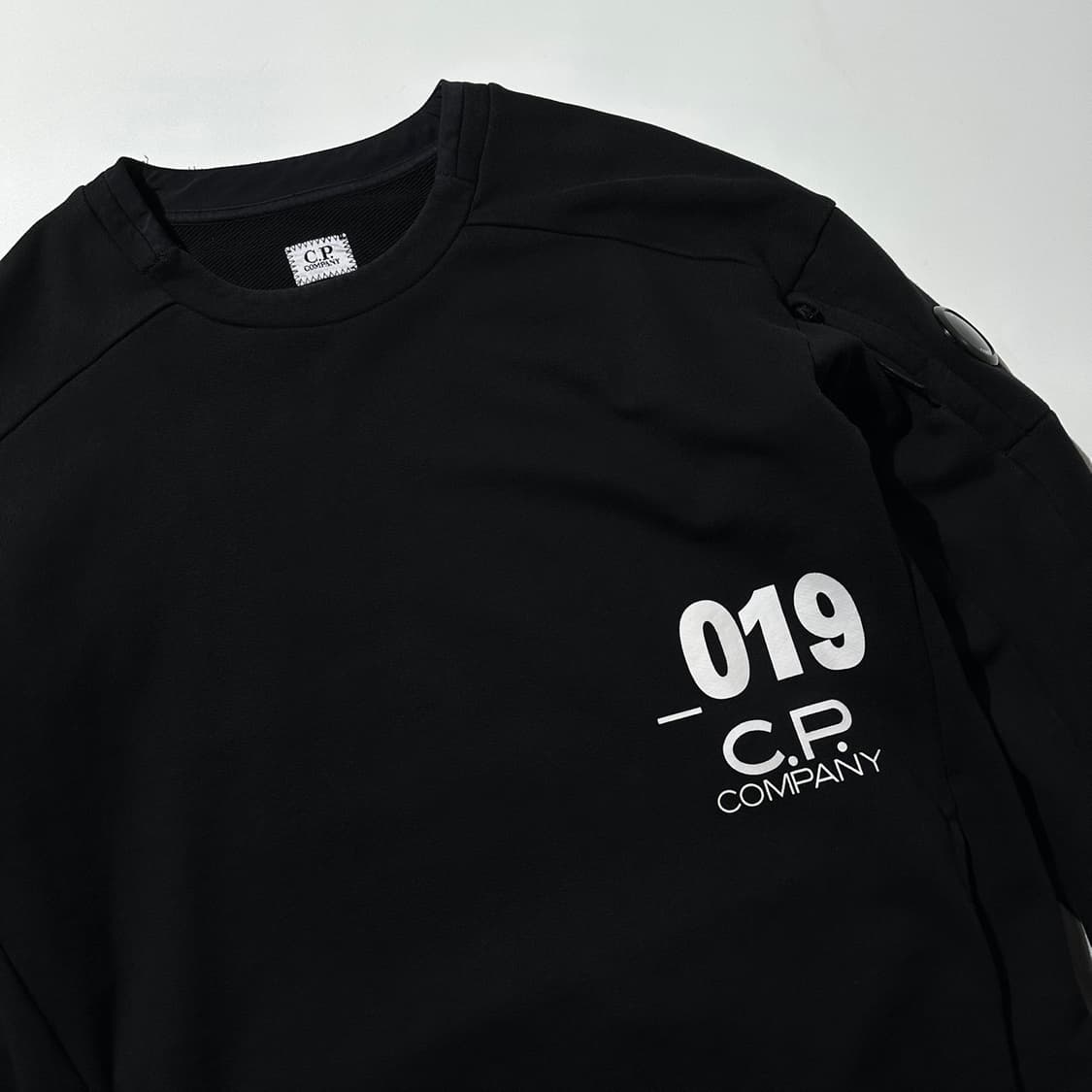 CP컴퍼니 사이드 렌즈 맨투맨 상품이미지4