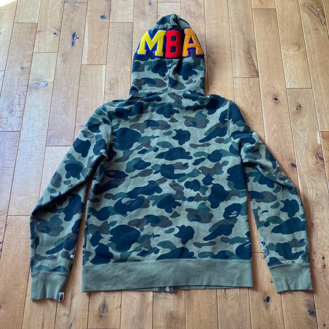 초레어 베이프 x 미니언즈 1st 카모 샤크 후드집업 녹계 상품이미지2