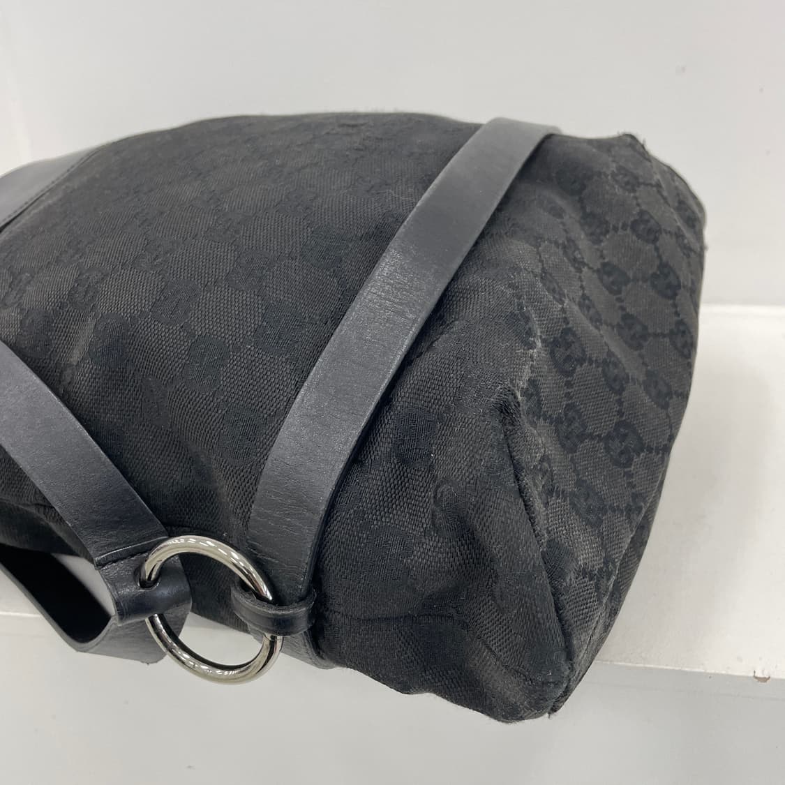 구찌 GG 로고 블랙 피어싱 토트 숄더백 상품이미지9