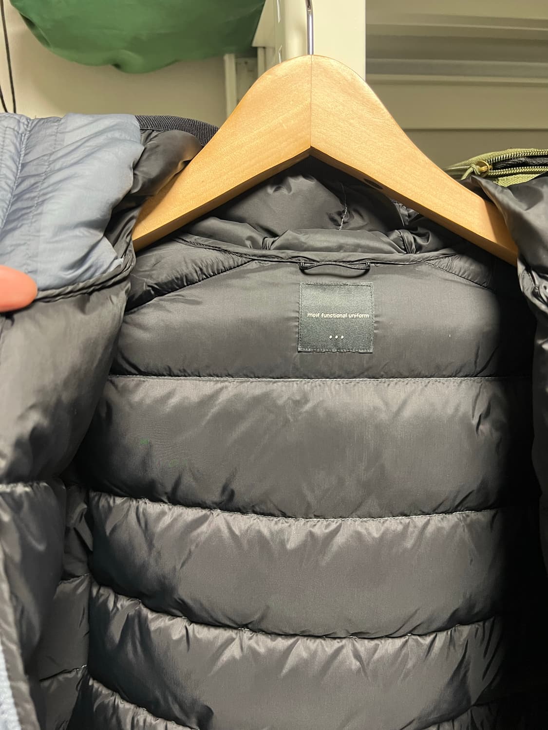 3사이즈,신품급) 모이프 HELIUM HOODED DOWN JACKET 상품이미지4