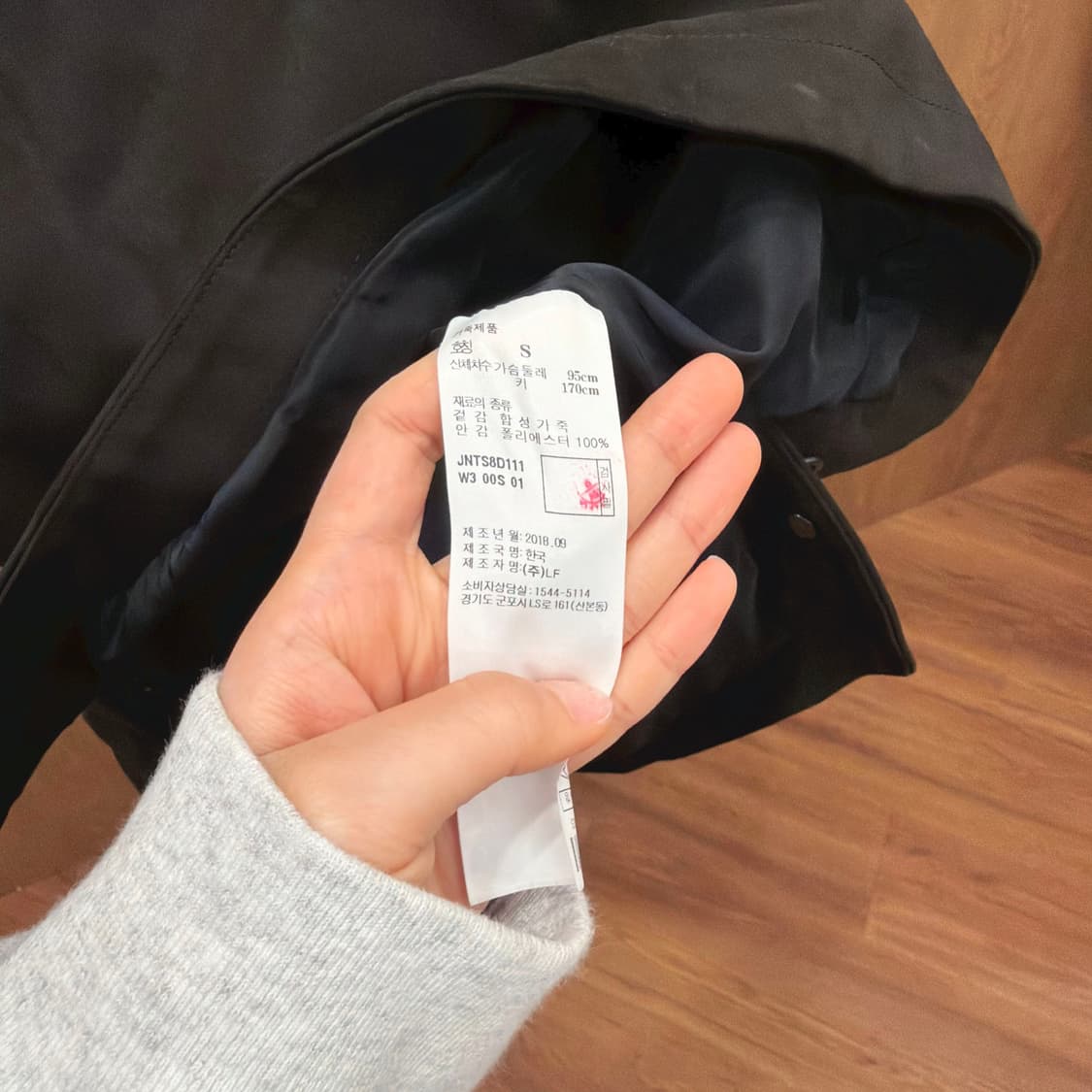 질스튜어트 스웨이드 롱슬리브 티셔츠 버튼 커프스 숄더 지퍼 디테일 블랙 상품이미지8