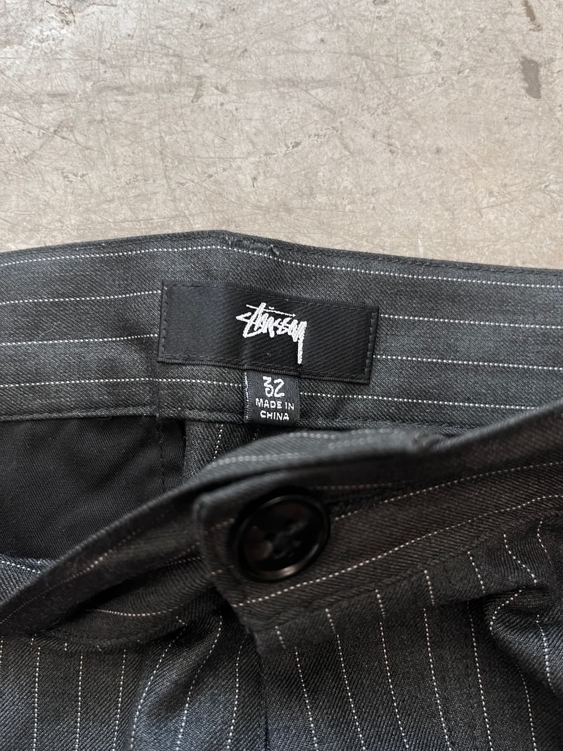 [32] 스투시 볼륨 스트라이프 플리츠 팬츠 블랙 상품이미지4