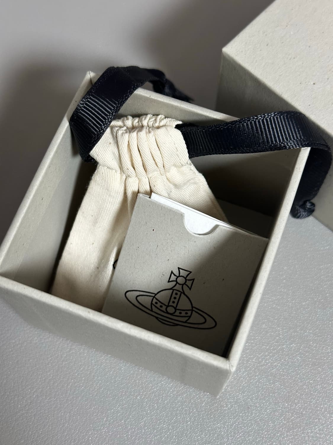 비비안웨스트우드 하트 세이프티핀 귀걸이  상품이미지5