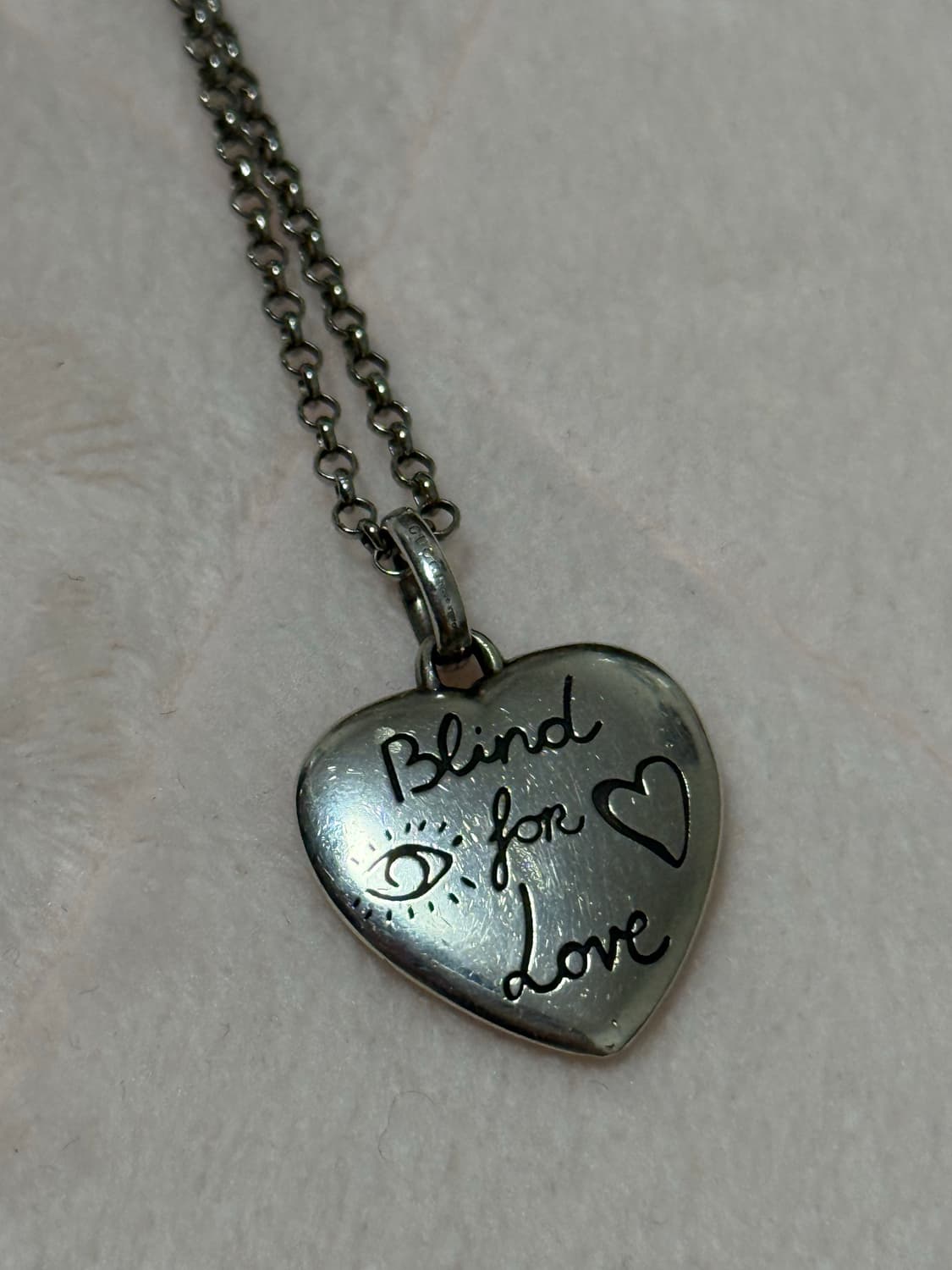 구찌 블라인드 포 러브 하트 목걸이 상품이미지2