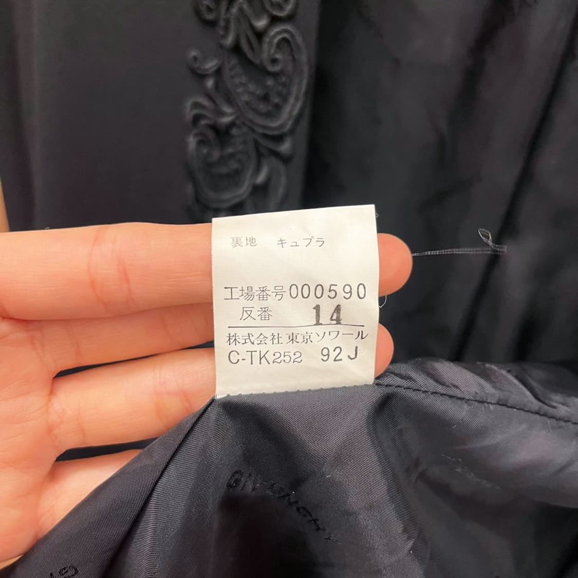 지방시 오픈 프론트 노카라 자켓 입체 자수 트리밍 숄더 패드 디테일 블랙 상품이미지6