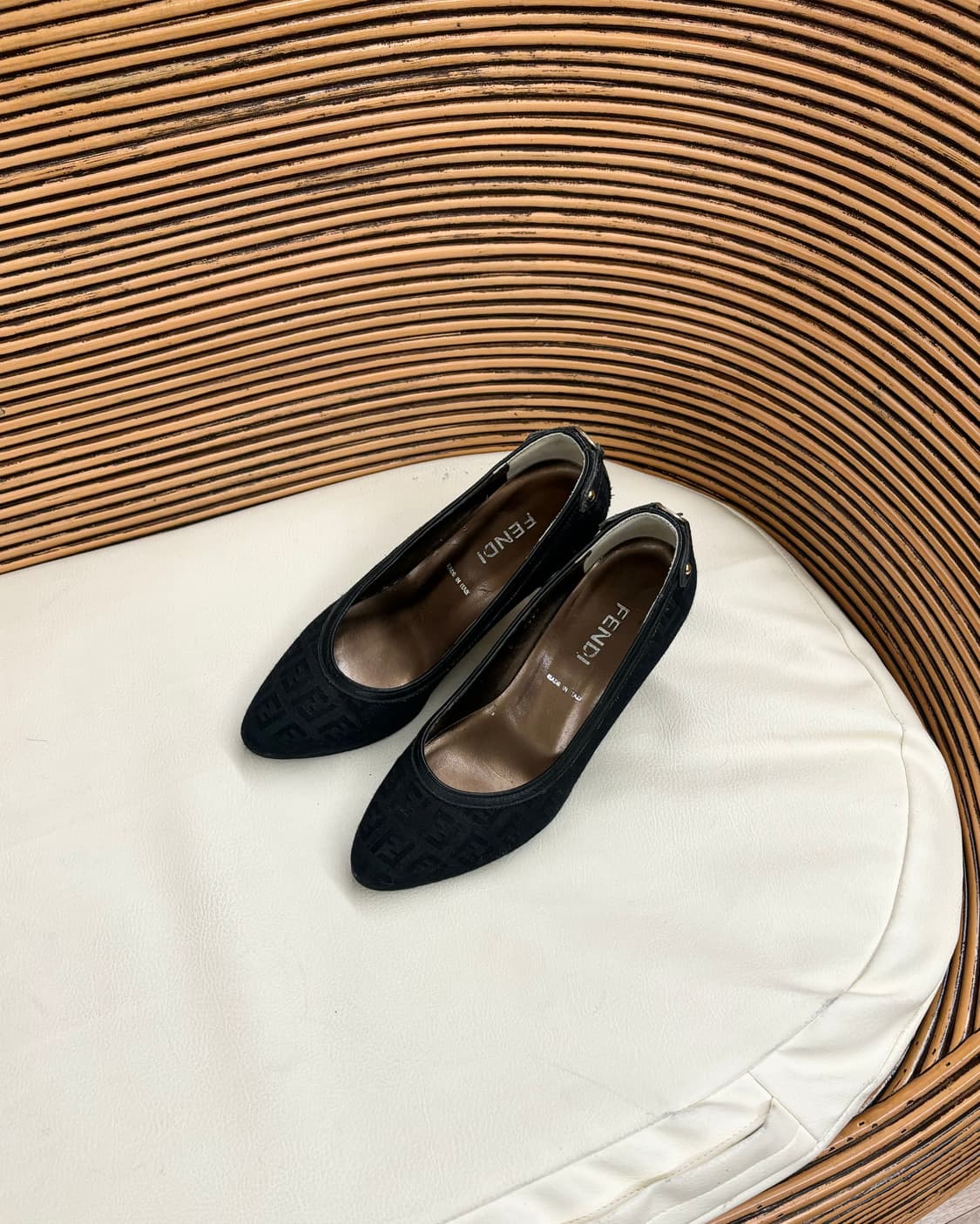 펜디 빈티지 블랙 모노그램 펌프스 상품이미지1