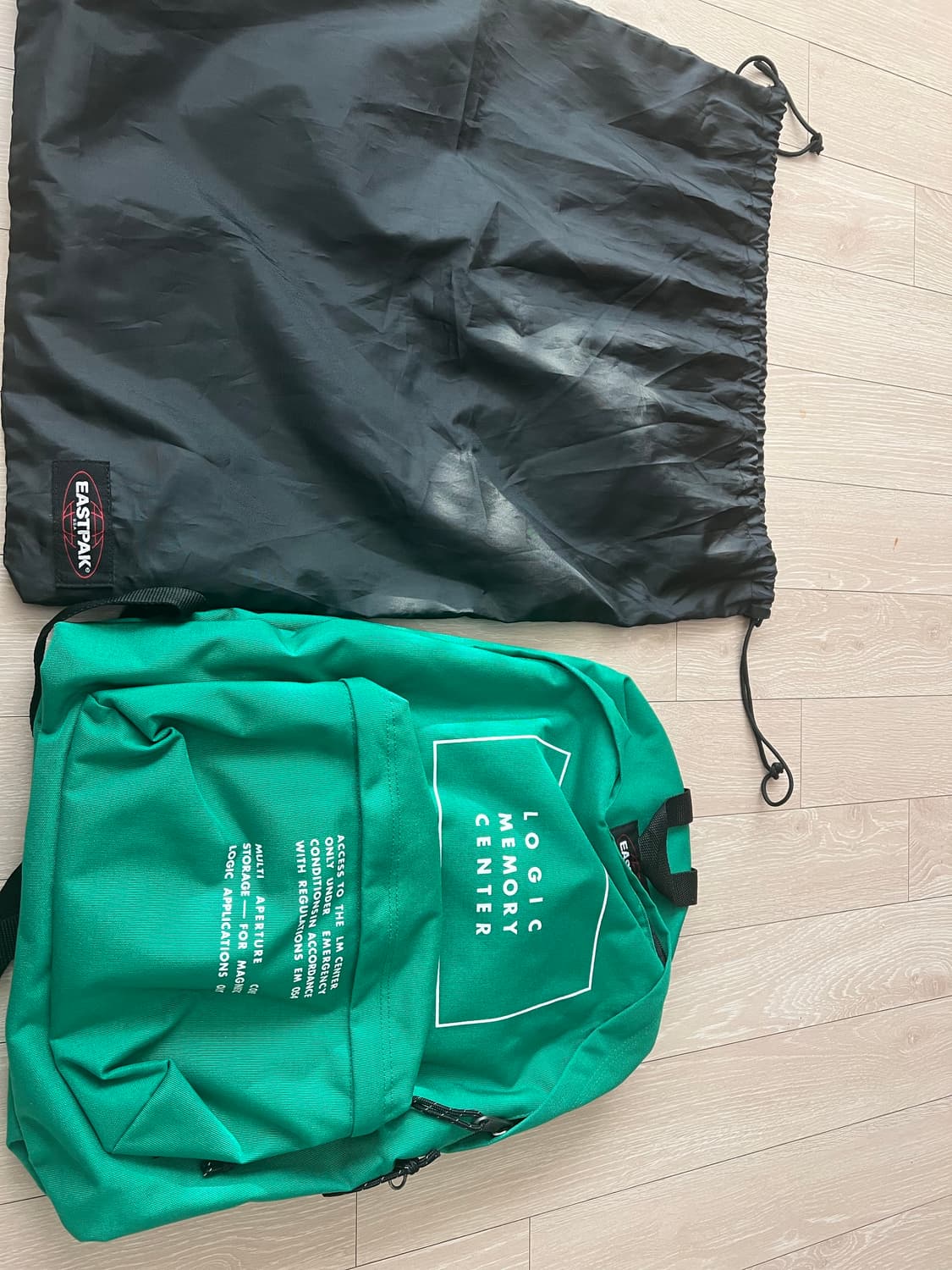 이스트팩 언더커버 그린 백팩 상품이미지1