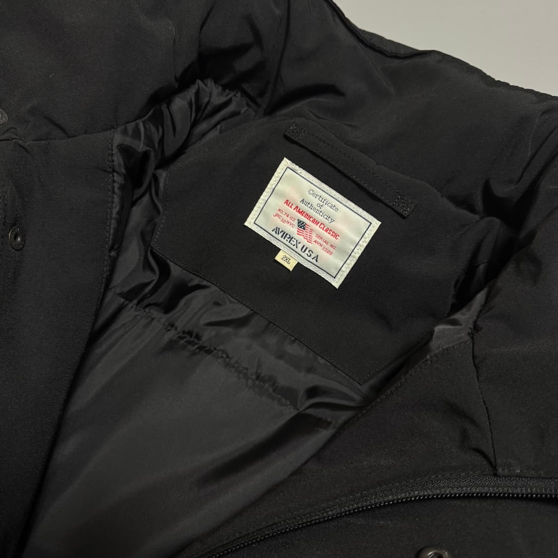 아비렉스(AVIREX) 블랙컬러 자수 네임라벨 2way 후드 패디드 파카 상품이미지3