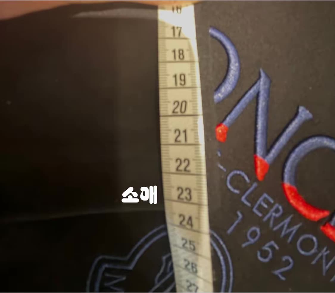 몽클 공용 캐쥬얼 블랙 자수 반팔티 상품이미지5