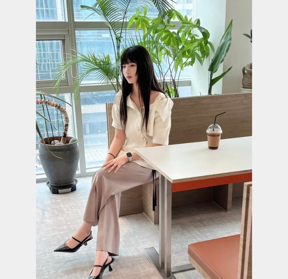 라인스튜디오원 스트랩 언발 블라우스 상품이미지2