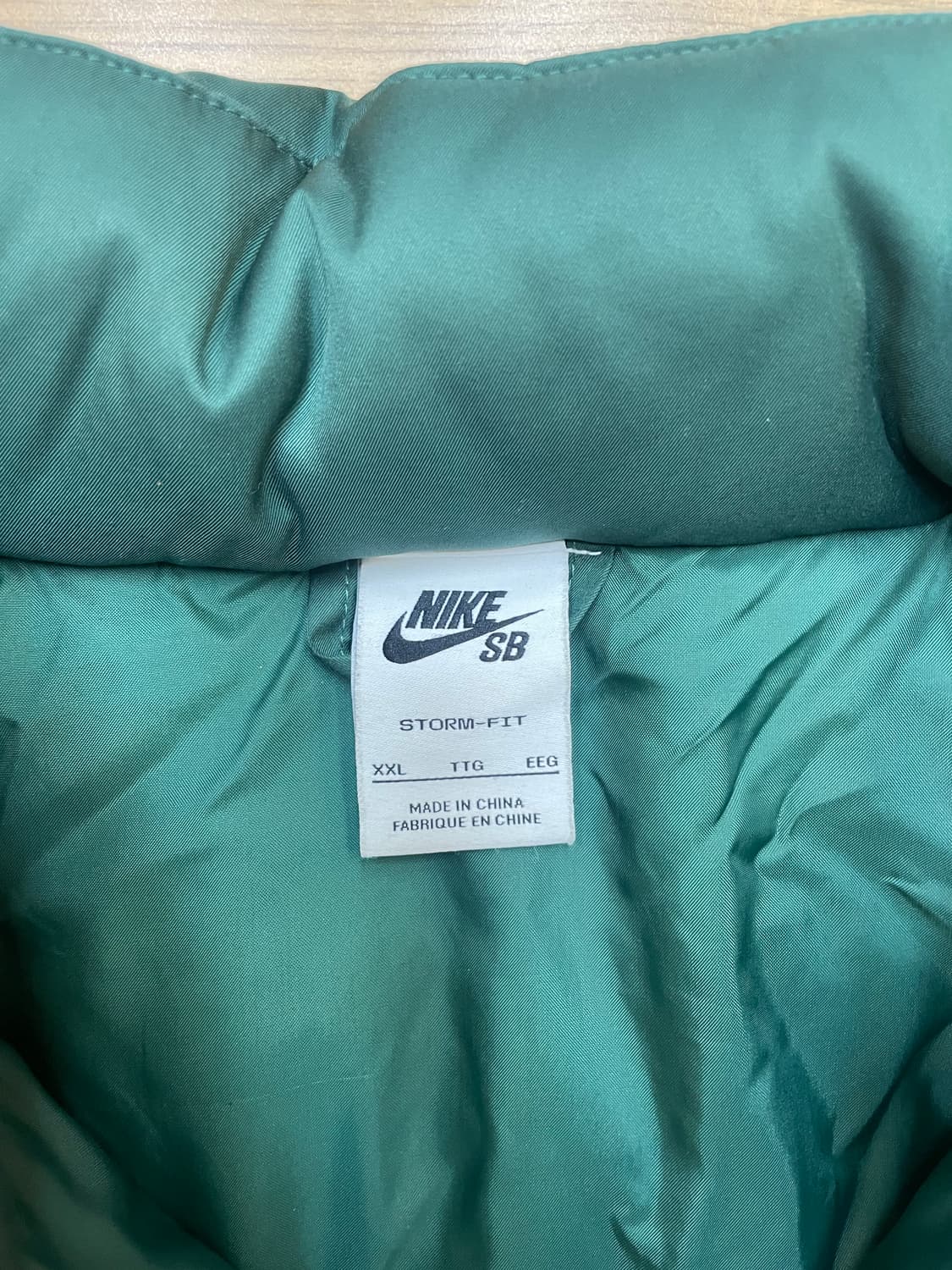 나이키 SB Storm-FIT 패딩 그린 색상입니다. 사이즈는 XXL이고 상품이미지4