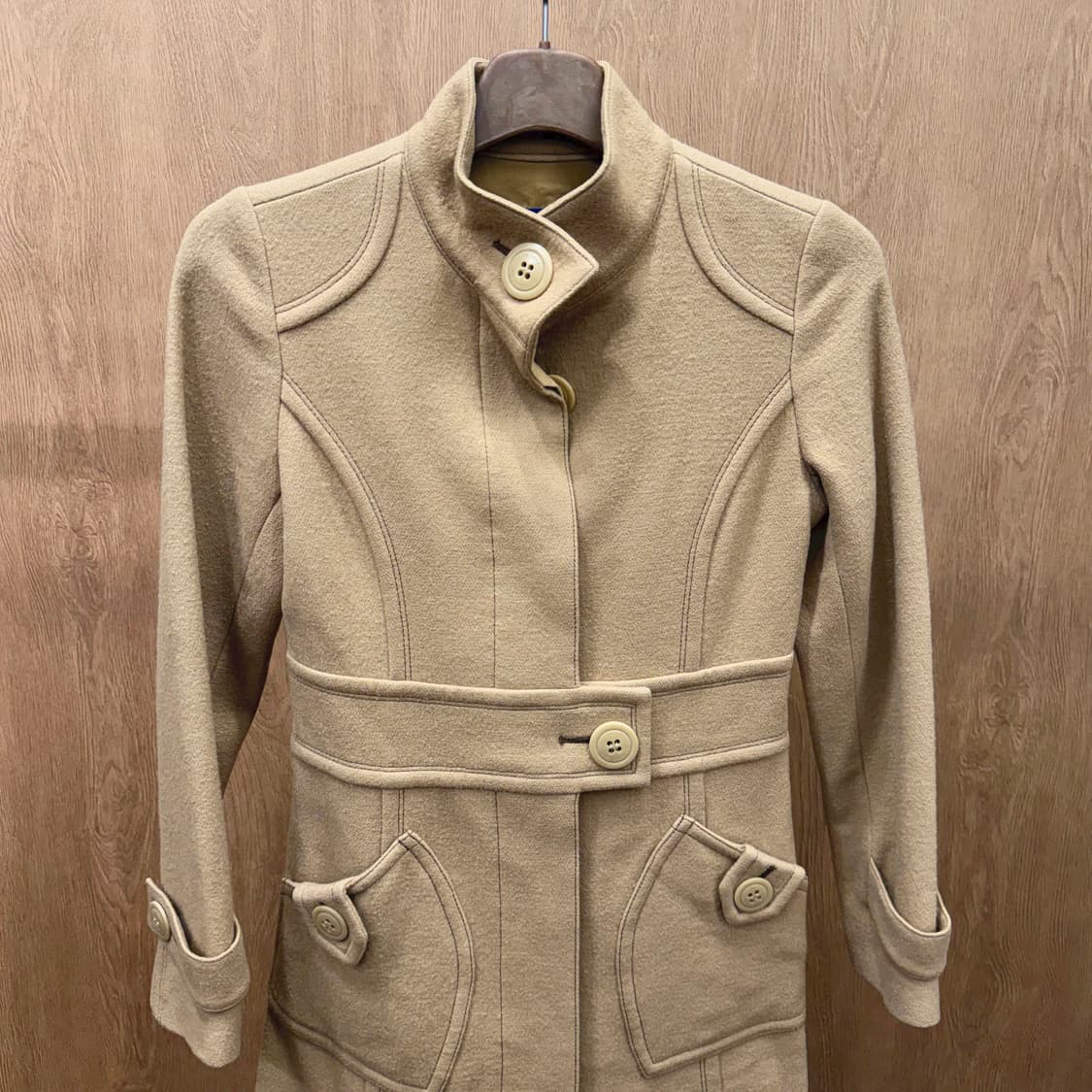 버버리 블루 라벨 울 코트 스탠드 카라 벨트 버튼 디테일 슬림핏 베이지 상품이미지4