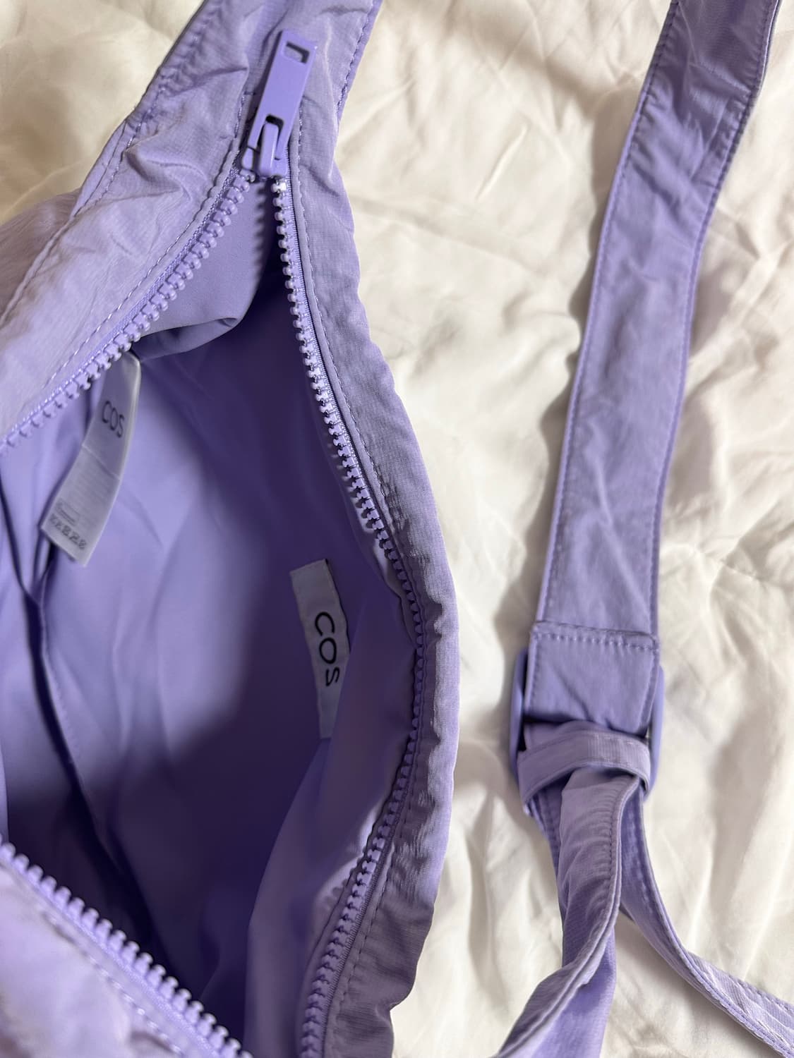 COS 코스 나일론 크로스바디 새들백 라일락 상품이미지2